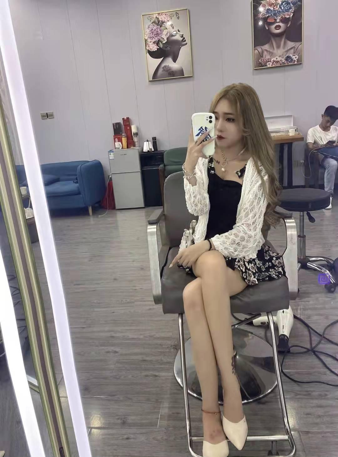 漂亮奔放的小sao货，青春有活力！让人兽欲大发